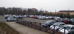 Con un gancio da traino fa a pezzi i cristalli delle auto parcheggiate: bloccato dai Cc
