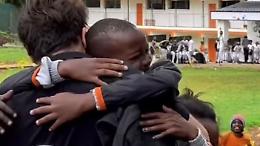Nicolò Govoni, l'abbraccio dei suoi studenti fa il giro del mondo 