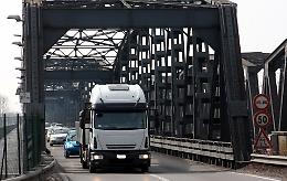 Camion fuorilegge sul ponte: 18 multe al giorno