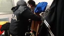 Aggressioni in Duomo: «L’ho strappata al branco. Mi sono rotto un dito» 