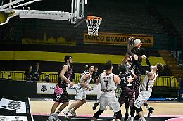 Basket, serie B.  Crema fa il colpo grosso e batte la Juvi Ferraroni 
