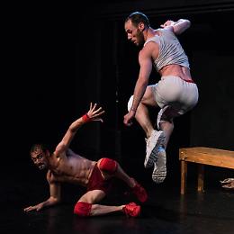 Teatro: "Un Poyo Rojo" un mix esplosivo di teatro, danza, acrobatica, sport