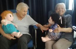 Ecco la bambola che "cura" l'Alzheimer