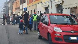 Code e parcheggio selvaggio per i tamponi: "scontro" tra farmacista e sindaco