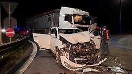 Auto si schianta contro un camion: gravissimo il conducente 