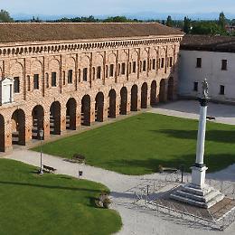Mercatino dell'antiquariato nella città ideale del Rinascimento