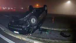 Auto si ribalta nel parcheggio della Tamoil: paura per due ragazze