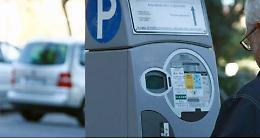 Parcometro solo con monete, se non si paga la multa è ok