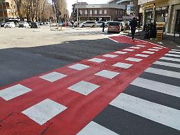 Ciclabile, la pennellata di rosso infiamma i social