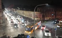 Semaforo bloccato sul rosso, in via Dante code e traffico in tilt