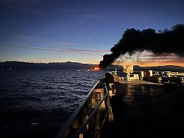 Incendio su un traghetto tra Grecia e Italia, tutti in salv0