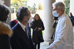 Il governatore Fontana con medici e cast della fiction 'Doc': è il giorno della rivincita