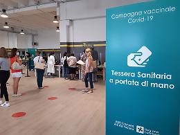 Covid, tamponi e vaccini: gli orari di agosto