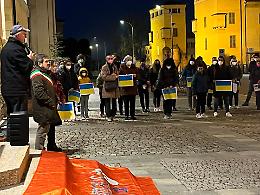 Ucraina, bandiere e braciere in piazza per dire «no» alla guerra
