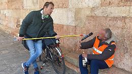 Cristiano Militello, l'inviato di 'Striscia la Notizia' in piazza del Comune
