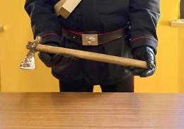 Violenta zuffa con falcetto e mazza da baseball, denunciati due uomini