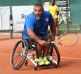  Petesi stroncato da un malore durante il doppio  a tennis