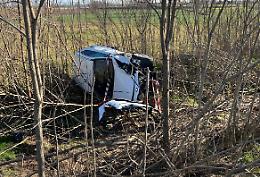 Esce di strada con l'auto, ferito un 50enne di Piadena Drizzona
