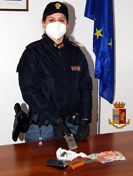 Droga, 22enne italiano arrestato per detenzione di stupefacenti