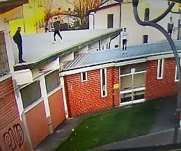 Giocano a pallone sul tetto della  Casearia