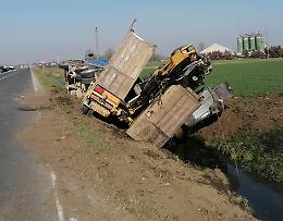 Perde il controllo del camion e finisce nel fosso, autista ferito