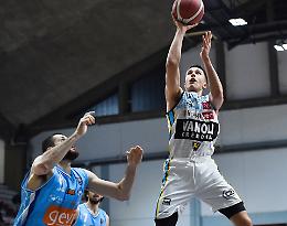 Basket: con Napoli, la gioia Vanoli arriva dopo un supplementare (96-93)