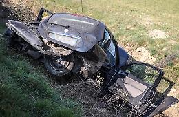 Va fuori strada con l'auto. Ferite serie per un 24enne