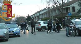 Baby gang minaccia poliziotti e carabinieri, individuati gli amici del "pistolero"
