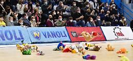 Basket, peluche per l'Ucraina inondano il parquet del PalaRadi