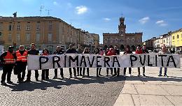 Primavera pulita, raccolta di rifiuti lungo strade e argini
