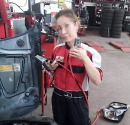 Elena, professione gommista: 25 anni tra pneumatici e cerchioni