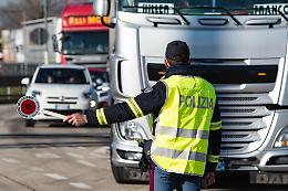 Ubriaco alla guida di un autoarticolato contenente azoto liquido:  fermato dalla Polstrada