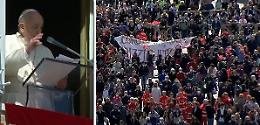 Papa Francesco saluta il coro di Pizzighettone in piazza per l'Angelus