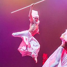 Spettacolo di nouveau cirque Alice in Wonderland