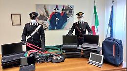 Arrestato il ladro di Pianengo, Pc e tablet restituiti al "Pascoli"