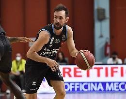 Basket, per capitan Poeta stop di una decina di giorni