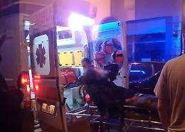 Folle aggressione in centro, 17enne ferito a colpi di machete:  «Fuggivo e sentivo le urla» 