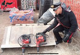 Ruba litri di gasolio, due martelli pneumatici e attrezzi da lavoro: beccato