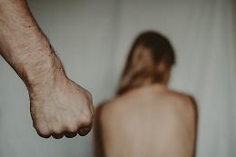 Femminicidio, cerca di uccidere l'ex moglie sotto gli occhi dei Carabinieri