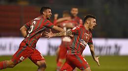 Calcio, una Cremonese in dieci porta a casa tre punti e resta prima