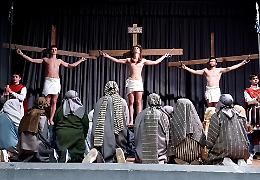 San Bernardino, trenta adolescenti del quartiere per la via Crucis vivente
