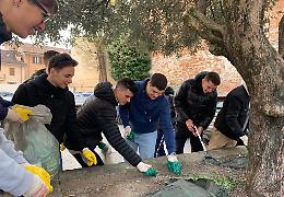 Eco-studenti a caccia di rifiuti: città ripulita