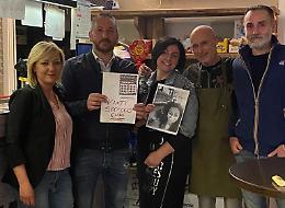 Vince mezzo milione di euro e ringrazia i «baristi portafortuna»