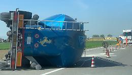 Cisterna ancora riversa sulla Padana Inferiore: traffico a singhiozzo, invito a rallentare