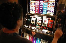 Ruba una carta prepagata e va a giocare alle slot machine