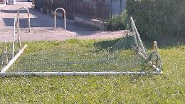 Vandali in azione, sradicata la porta da calcetto dei giardini pubblici