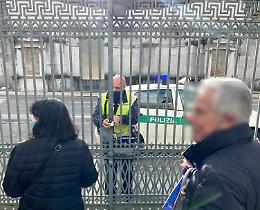 Al cimitero la campana ko:  due donne intrappolate