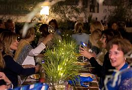 In centro i fiori, a cena il profumo della solidarietà
