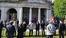 Al cimitero preghiera e polemica