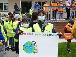 Bambine e bambini della  scuola primaria celebrano la Giornata della Terra
